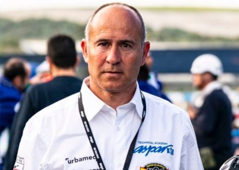 Mecánicos equipo Aspar KSB trabajando en moto de competición