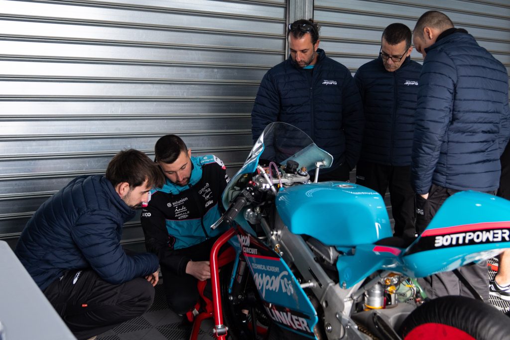 Alumno de mecánica de competición Aspar KSB Technical Academy en el paddock MotoGP