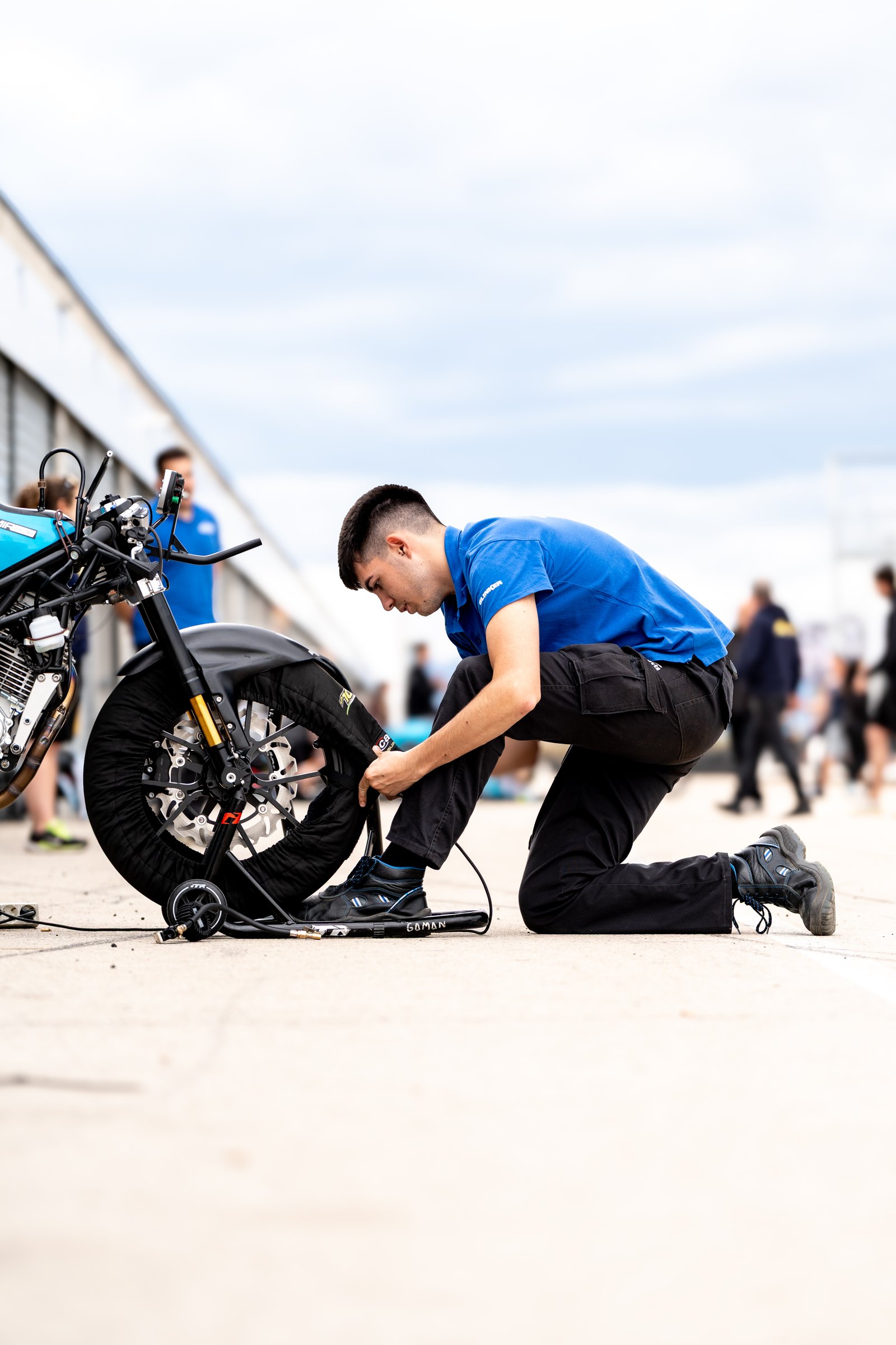 Ajuste de rueda trasera moto de competicion Aspar KSB