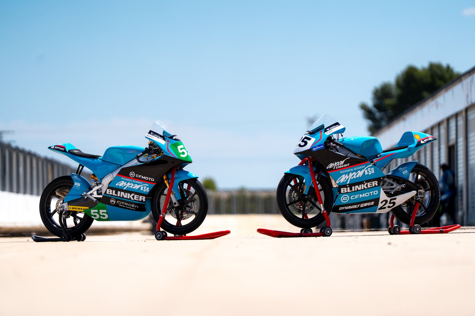 Motos Aspar KSB preparadas en paddock para competicion