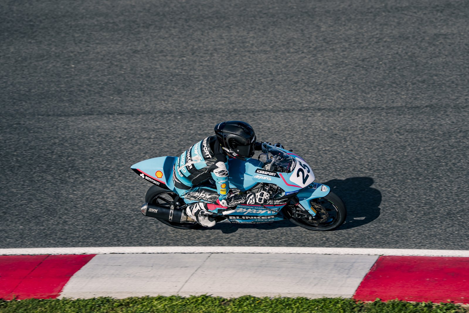 Piloto moto Aspar KSB acelerando en el Circuit de Montmelo