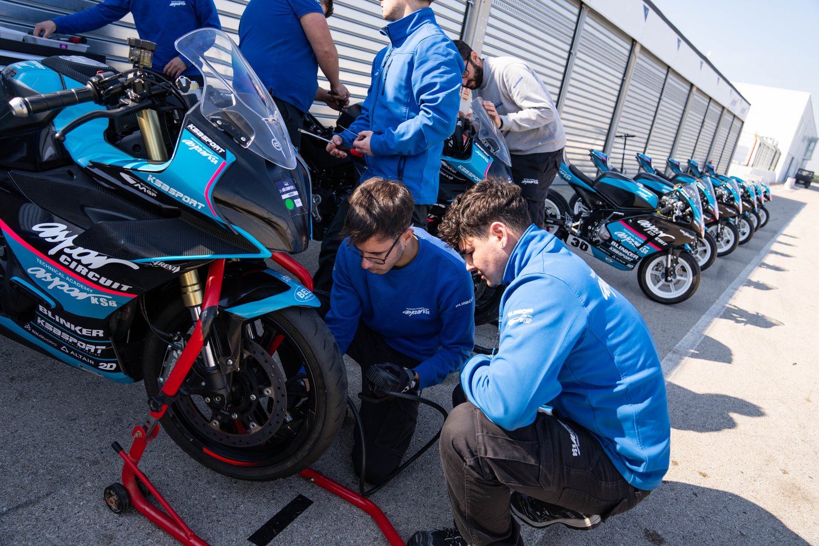 Taller práctico de mecánica de motos de carreras con alumnos